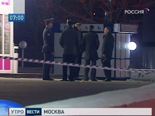 На юге Москвы в ночь на понедельник начальник ОВД "Царицыно" открыл стрельбу в супермаркете, убив двух человек и ранив семерых