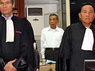 Бывший палач "красных кхмеров", представший в Камбодже перед трибуналом ООН по обвинению в массовых убийствах, заявил, что ему никогда не нравилось наблюдать за казнями и пытками, а потому он просился на другую работу