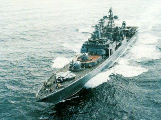 Большой противолодочный корабль "Адмирал Пантелеев" задержал и досмотрел судно с пиратами на борту примерно в 15 милях восточнее побережья Сомали