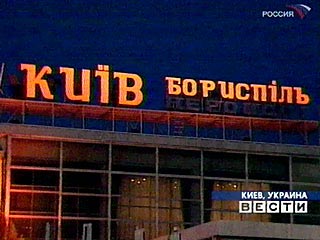В киевском аэропорту "Борисполь" заблокирован самолет из Нью-Йорка, одна из пассажирок которого может быть больна свиным гриппом