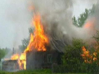 В Оренбурге из-за сжигания сухой травы загорелись 14 частных жилых домов