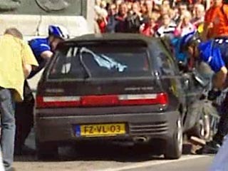 Черный автомобиль врезался в толпу в нидерландском городе Апелдоорн во время празднования Дня королевы, когда королева Беатрикс и члены монаршей семьи проезжали по улицам в открытом автобусе