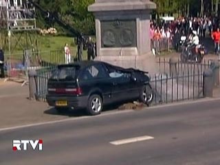 В Нидерландах скончался в больнице водитель автомобиля, протаранившего толпу во время празднования Дня королевы. В результате погибли пять человек, еще несколько получили ранения