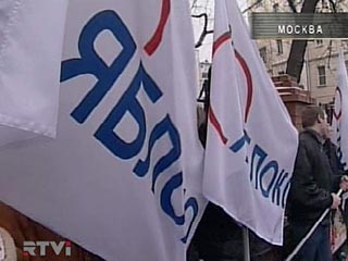Члены партии "Яблоко" 1 мая провели не только санкционированный митинг на Болотной площади, но и небольшое шествие, которое не было согласовано с властями. По данным "Интерфакса", на митинг собралось до 300 человек