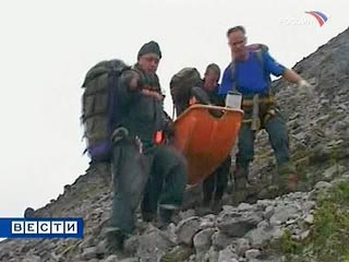 Спасатели в пятницу разыскали 26-летнего туриста, который сломал ногу, сорвавшись в четверг с горы Большой Тхач в районе поселка Псебай Краснодарского края, и спустили пострадавшего с гор в ближайший населенный пункт