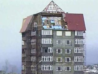 Двое прохожих пострадали в Хабаровске в результате ураганного ветра, который снес часть битумного покрытия крыши и парапет на одном из жилых домов