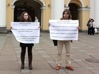 У Гостиного двора в Петербурге задержаны четверо "несогласных", проводивших пикет против запрета публичных акций