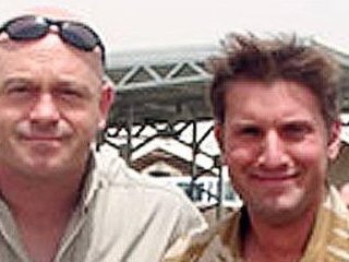Следователи королевской военной полиции начали расследование по факту получения офицером Робертом Армстронгом (на фото справа), воевавшим в Афганистане, Военного креста