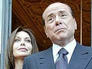 Премьер-министр Италии Сильвио Берлускони отказывается комментировать сообщения о намерении своей супруги Вероники Ларио подать на развод