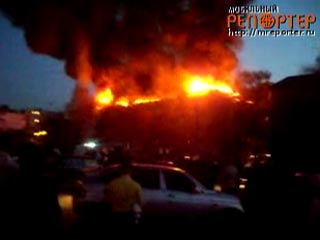 В подмосковном Раменском полностью сгорела крыша жилой пятиэтажки, пострадавших нет