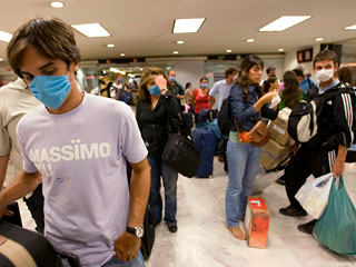Число смертных случаев от заражения свиным гриппом в Мексике, по данным на вечер воскресенья, 3 мая, возросло до 22