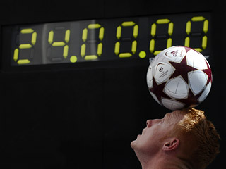 Англичанин Дэн Магнесс установил рекорд по продолжительности жонглирования футбольным мячом, на протяжении суток отбивая спортивный снаряд ногами и головой на площади в центре Лондона