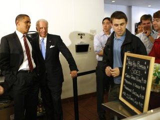 В обеденное время Обама и Байден отправились в мало кому известную до сих пор "забегаловку" под названием Ray's Hell Burger