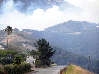 Ежегодные пожары вновь обрушились на Калифорнию. В районе Санта-Барбары пожарные вертолеты приступили к тушению огня, охватившего 400 акров