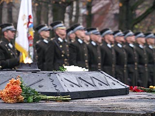 В День Европы и памяти жертв Второй мировой войны, 8 мая, президент Латвии Валдис Затлерс и и премьер-министр страны Валдис Домбровскис возложат венки на Братском кладбище в Риге