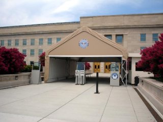 Неизвестный мужчина попытался прорваться в здание Министерства обороны США, не имея необходимых для этого документов