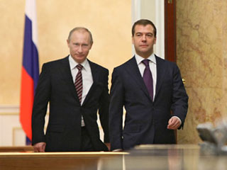 Опрос: россияне уверены, что Медведев и Путин делят власть поровну