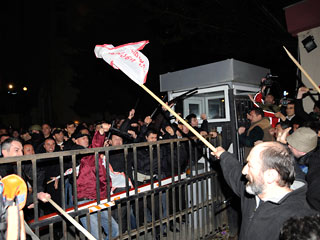 Столкновения оппозиционеров с полицейскими начались после того, как известный грузинский певец Георгий Гачечиладзе - брат Левана Гачечиладзе - и еще несколько участников акции попытались перебраться через забор главного управления полиции Тбилиси