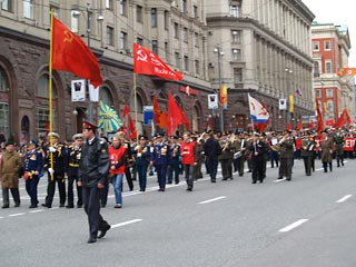 КПРФ вывела на праздничное шествие в центр Москвы пять тысяч человек