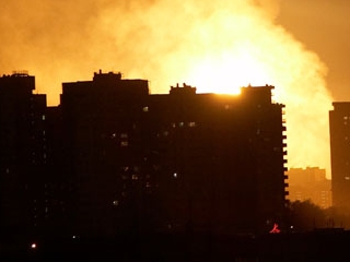 Мощный взрыв прогремел на западе Москвы, возник крупный пожар, на место происшествия выехали оперативные службы
