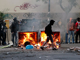 В центре Афин произошли крупные столкновения между анархистами и полицией