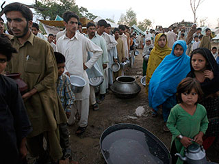 Правительственные войска Пакистана на несколько часов приостановили боевые действия в долине Сват, предоставив возможность тысячам мирных жителей покинуть зону конфликта