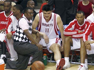 Китайский центровой "Хьюстона" Яо Мин пропустит остаток плей-офф НБА из-за перелома ноги, полученного в матче четвертьфинальной серии против "Лейкерс", который его команда проиграла со счетом 94:108
