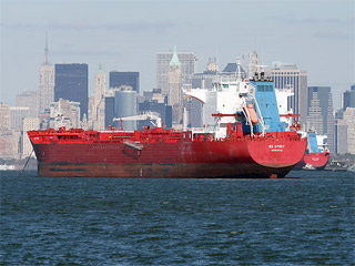 Моряки российского танкера NS Spirit смогли уйти от преследования сомалийских пиратов, которые атаковали судно в Аденском заливе