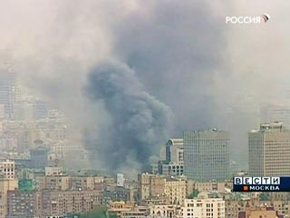 В Москве произошел второй за последние дни крупнейший пожар: в понедельник днем загорелось двухэтажное здание развлекательного центра на Смоленской площади. Площадь пожара быстро увеличилась до 500 кв. метров