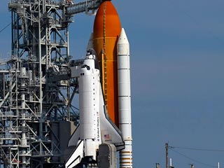 Американский космический корабль Atlantis запущен с космодрома на мысе Канаверал (штат Флорида) с ремонтной миссией к орбитальному телескопу Hubble