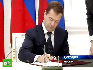 "Либерал" Медведев подписал законы, облегчающие политическую жизнь партиям, в том числе малым