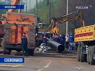 Рядом с местом взрыва газопровода в Москве повреждена труба, происходит утечка газа