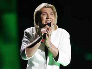 Ранее белорусский конкурсант после того, как не вышел в финал, заявил, что "пел ох***но"."Так и напишите. Дай Бог всем в нашей стране так петь!", - цитирует слова Елфимова "Интферакс"