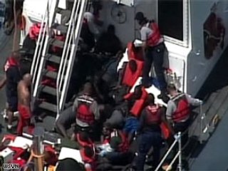 Лодка, на борту которой находились нелегальные мигранты из Гаити и Багамских островов, перевернулась у побережья американского штата Флорида