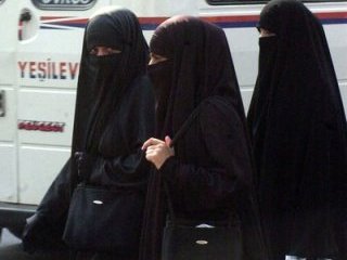 Датские автобусные компании приняли совместное решение обязать пользующихся этим общественным транспортом мусульман снимать чадру или хиджаб во время проверки проездных документов