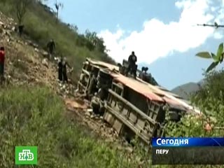 На севере Перу в среду пассажирский автобус, в котором находилось более 50 человек, упал в пропасть с высоты более 100 метров