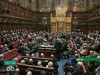 Британские парламентские партии вынуждены были начать внутренние расследования после того, как на прошлой неделе газета Daily Telegraph опубликовала данные о том, какие расходы министры и рядовые партийцы возмещали за счет казны
