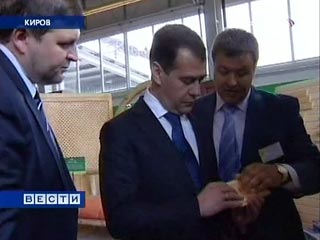 Медведев посетил Вятский фанерный комбинат, где ознакомился с технологическим процессом, а также образцами продукции лесоперерабатывающей промышленности региона