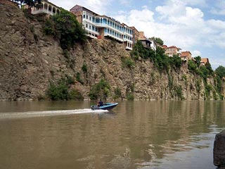 В Грузии река Кура унесла основную часть тбилисского ресторана "Крцаниси", расположенного в центральном районе Тбилиси - Ортачала