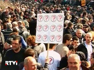 Грузинская оппозиция, которая более месяца проводит круглосуточные массовые акции протеста в Тбилиси с требованием отставки президента Михаила Саакашвили, в ночь на пятницу освободила улицу Костава