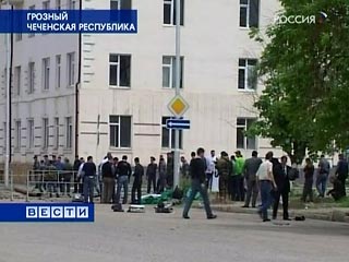  В Грозном в результате взрыва, прогремевшего у здания МВД Чечни, по предварительным данным, погибли два милиционера, раненых нет