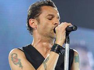 Легендарная британская группа Depeche Mode вынуждена приостановить свое мировое турне Tour Of The Universe из-за болезни фронтмена коллектива Дэвиида Гэхэна