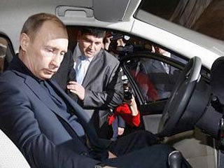 Премьер-министр РФ Владимир Путин показал журналистам купленную им около месяца назад машину "Нива", некоторые из них даже смогли прокатиться на автомобиле