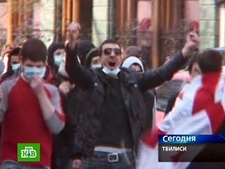 Грузинская оппозиция, которая 38-й день проводит круглосуточные массовые акции протеста с требованием отставки президента Грузии Михаила Саакашвили, выражает недовольство в связи с сокращением числа митингующих и призывает народ к терпению