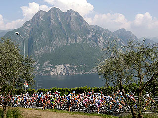 Во время восьмого этапа "Джиро д'Италия" гонщик рухнул в ущелье 