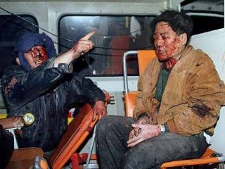Двухсотметровый участок транспортной эстакады обрушился в центральнокитайской провинции Хунань. Среди обломков оказалось двадцать автомобилей, включая автобус. К настоящему времени обнаружено четверо погибших, пятнадцать человек получили ранения