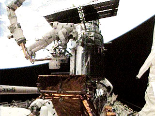 Астронавты космического корабля Atlantis успешно завершили четвертый из пяти намеченных на нынешний полет выходов в открытый космос для проведения ремонта телескопа Hubble