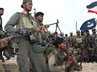 На севере Шри-Ланки продолжается борьба правительственных войск с сепаратистами из группировки "Тигры освобождения Тамил-Илама": как сообщается, убиты четверо лидеров повстанческой организации