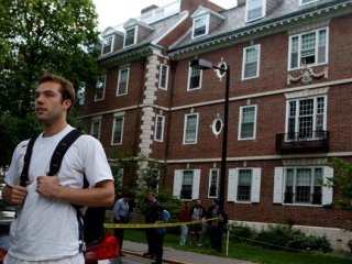 В студенческом городке знаменитого Гарвардского университета в Кембридже (штат Массачусетс) выстрелом в живот ранен молодой человек