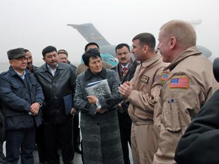 В феврале президент Киргизии Курманбек Бакиев объявил о решении закрыть американскую базу, а затем утвердил решение парламента о разрыве договоренности с союзниками США, которые также пользовались аэропортом "Манас"